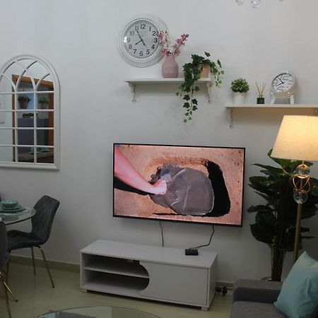 Newly Furnished One Bedroom Apartment Next To Metro & Beach In Marina Residence Dubai Dış mekan fotoğraf